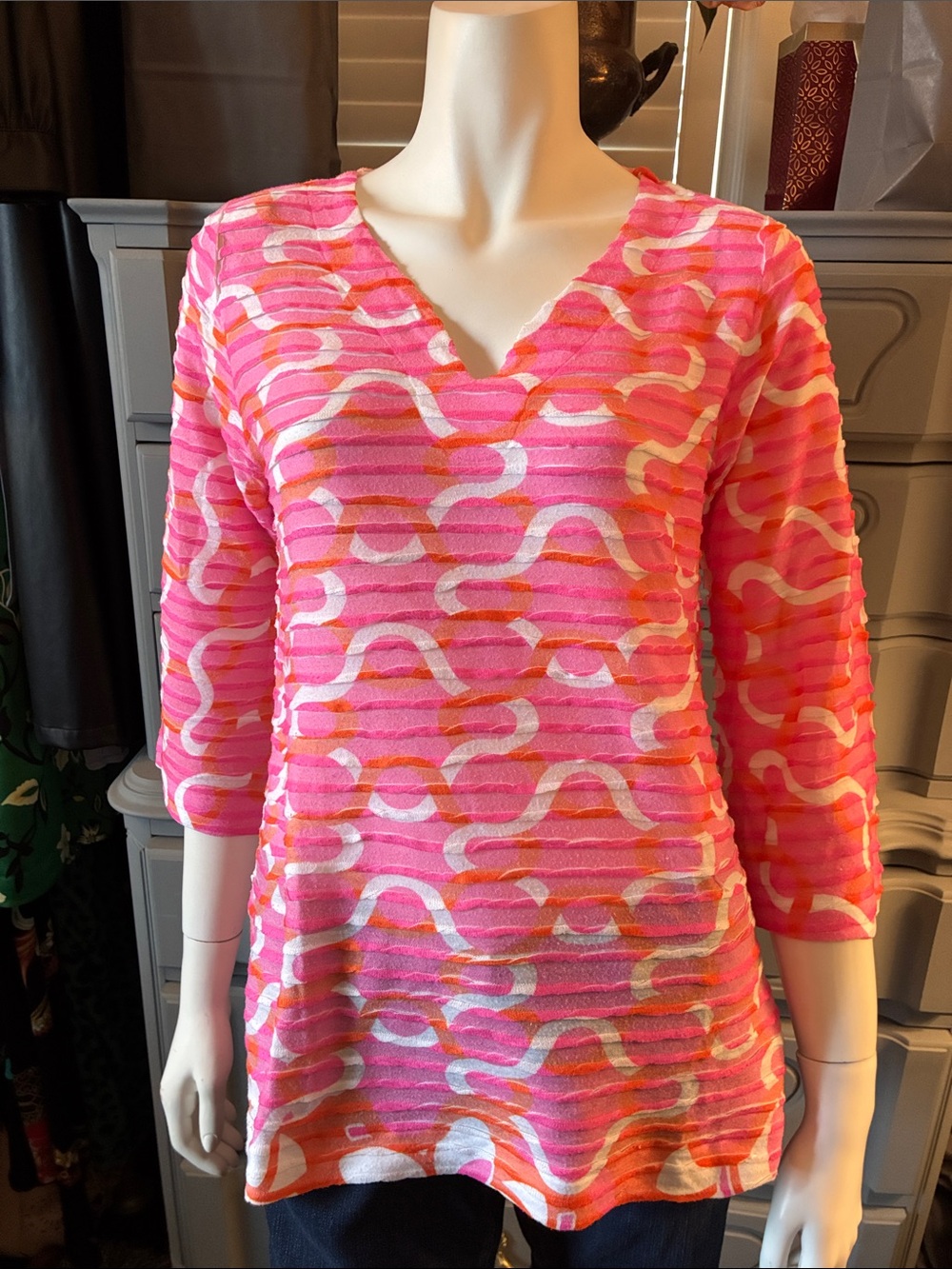 💗🧡 Fun & colorful patterned V-Neck Top